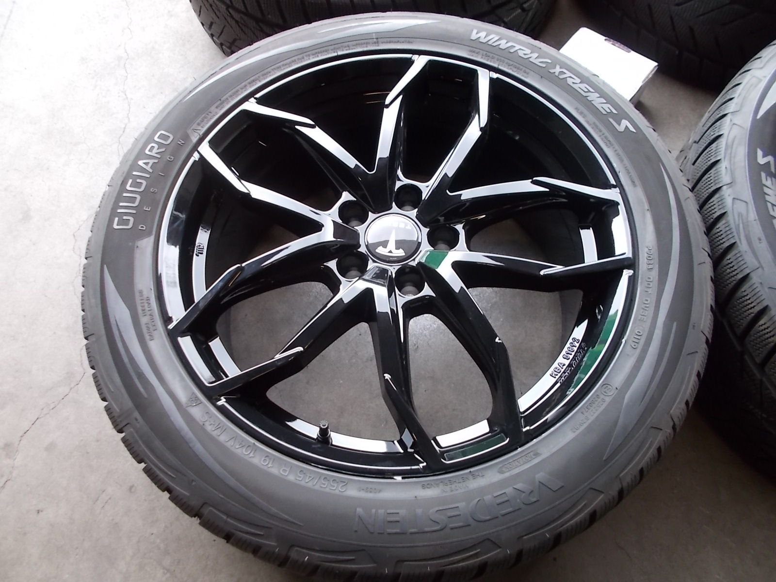 NIEUWE TESLA MODEL Y VELGEN + WINTERBANDEN 255 45 R19 + TPMS Bandenhandel Waalwijk