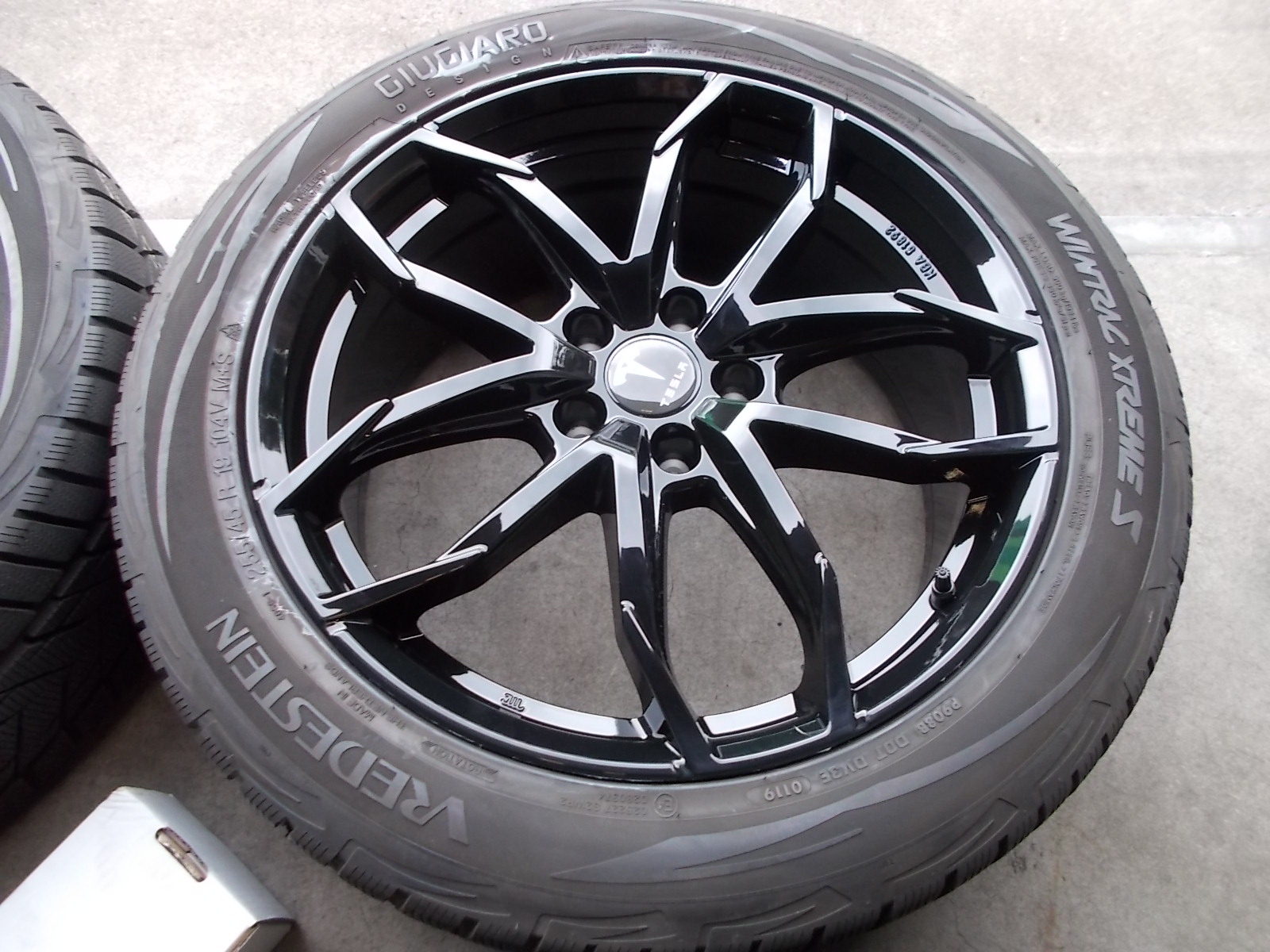 NIEUWE TESLA MODEL Y VELGEN + WINTERBANDEN 255 45 R19 + TPMS Bandenhandel Waalwijk