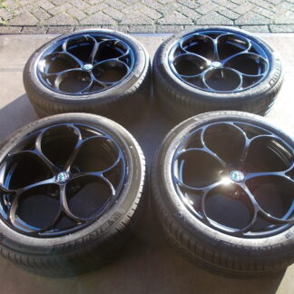 NIEUWE ALFA ROMEO STELVIO VELGEN + BANDEN 255 45 R20 + TPMS