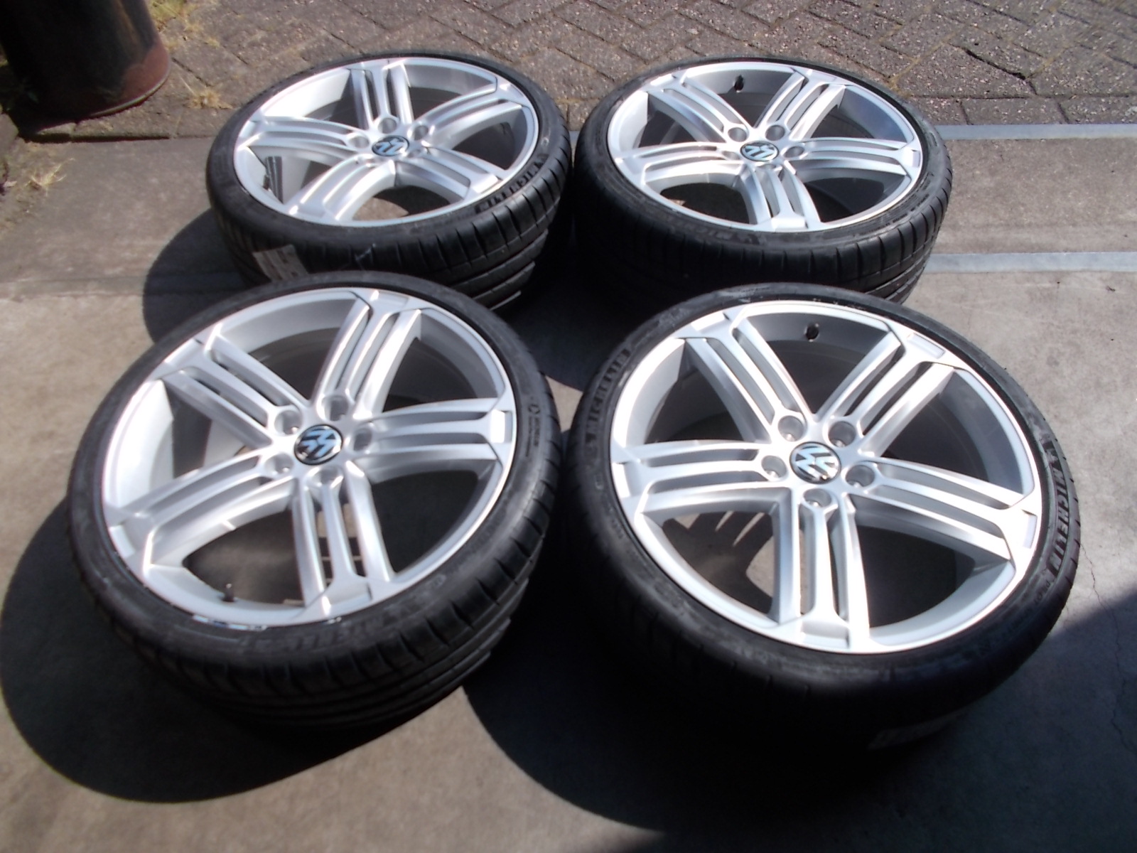 VW GOLF 5/6/7 CADDY R20 TALLADEGA VELGEN + BANDEN 225 35 R19