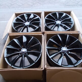 NIEUWE TESLA MODEL Y 3 VELGEN + WINTERBANDEN 245 45 R19 + TPMS