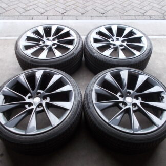 DEMO TESLA MODEL S TWIN TURBINE VELGEN + BANDEN 245 35 R21