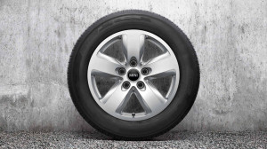 F60_LM_Leichtmetallrad_Revolite_Spoke_517_in_Bright_Silver_Metallic_geschmiedet_A0215353_p