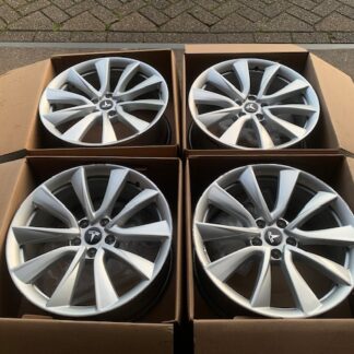 ORIGINELE TESLA MODEL 3 Y VELGEN + WINTERBANDEN 235 40 R19