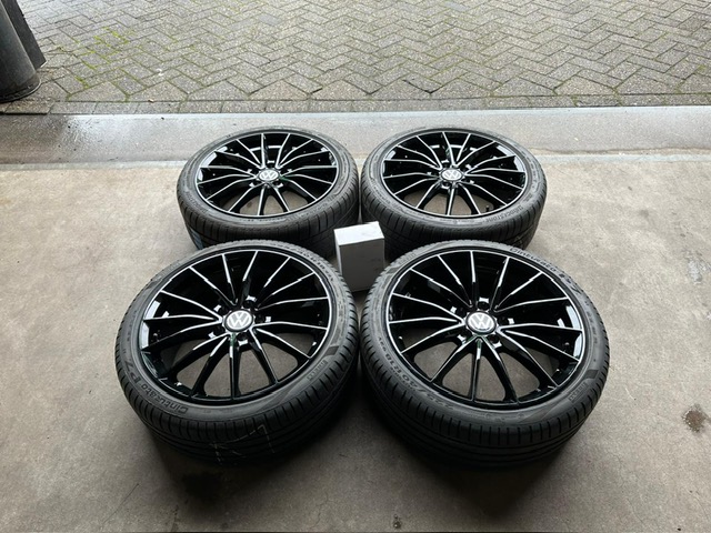 NIEUWE VW GOLF CADDY SEAT SKODA VELGEN + BANDEN 225 40 R18