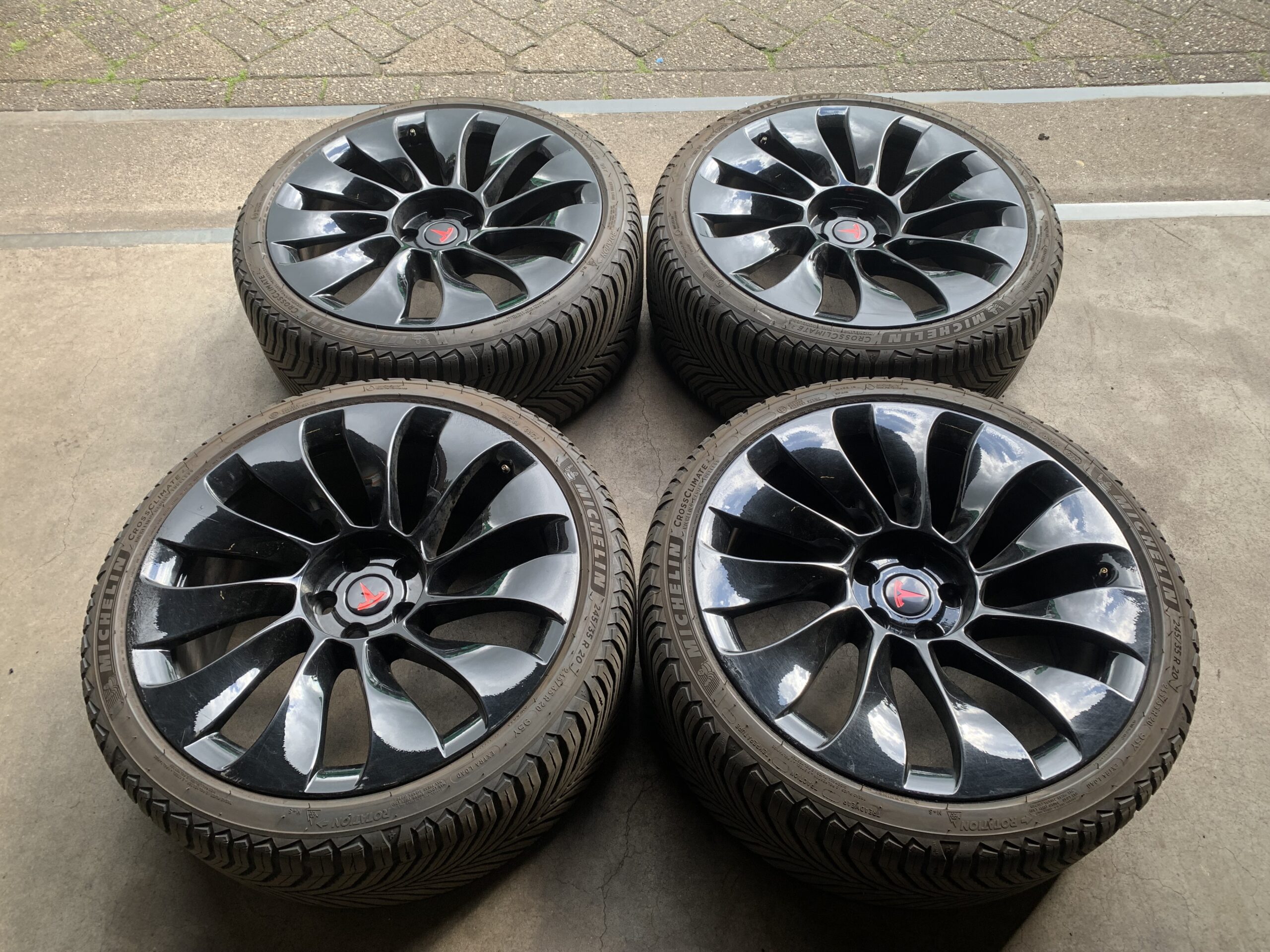 ORIGINELE TESLA MODEL 3 UBER-TURBINE VELGEN + 4S BANDEN 245 35 R20