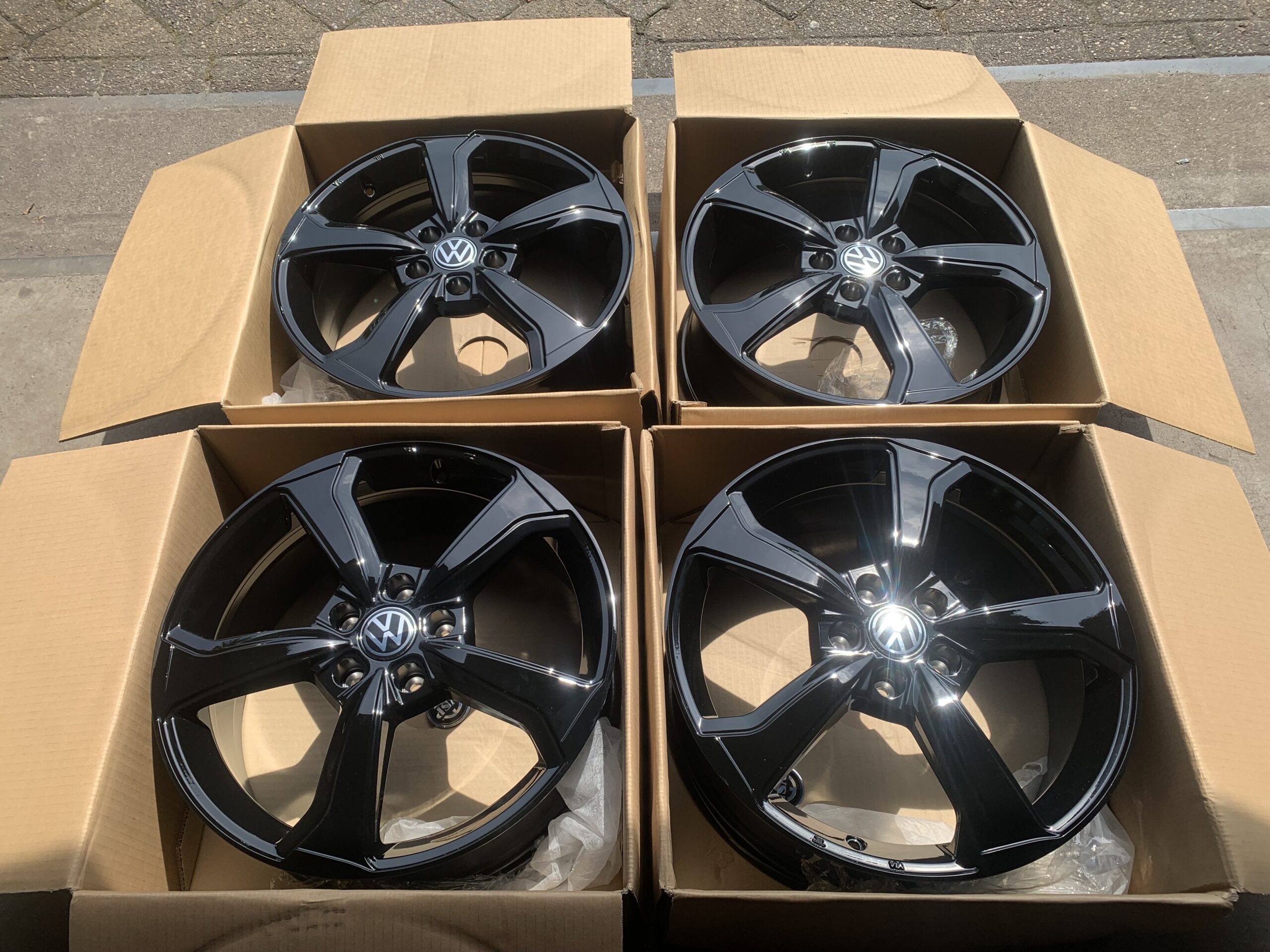 NIEUWE 18 INCH VW GOLF 5/6/7/8 CADDY A3 LEON VELGEN
