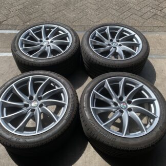 ORIGINELE ALFA GIULIA QV VELGEN + BANDEN 225 45 R18 + 255 40 R18 +TPMS
