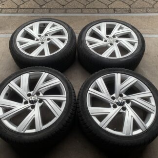 ORIGINELE VW GOLF 5/6/7/8 CADDY BERGAMO VELGEN + 4S BANDEN 225 45 18