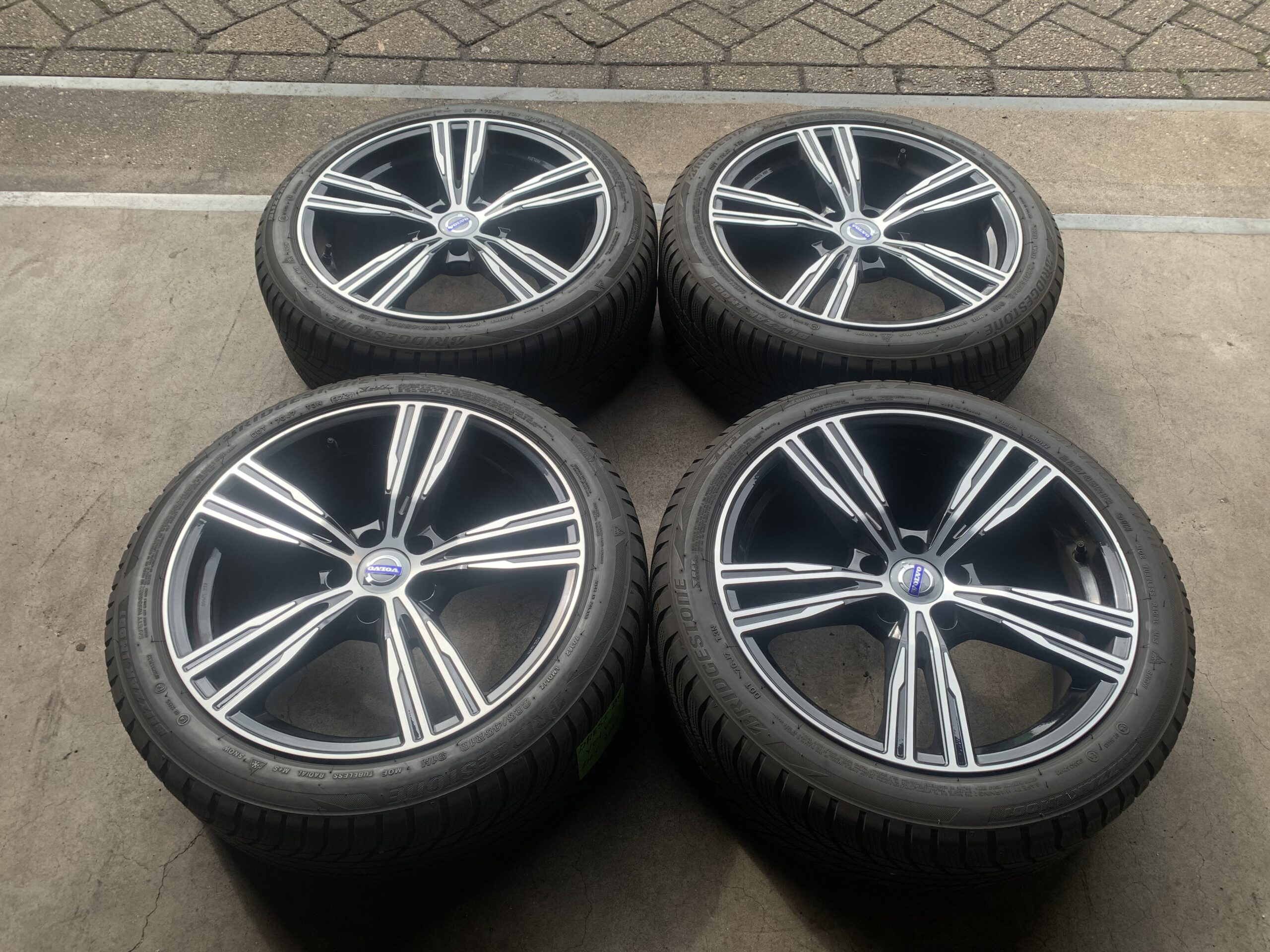 ZGAN VOLVO C30 V40 V50 V60 V70 VELGEN + BANDEN 225 45 R18