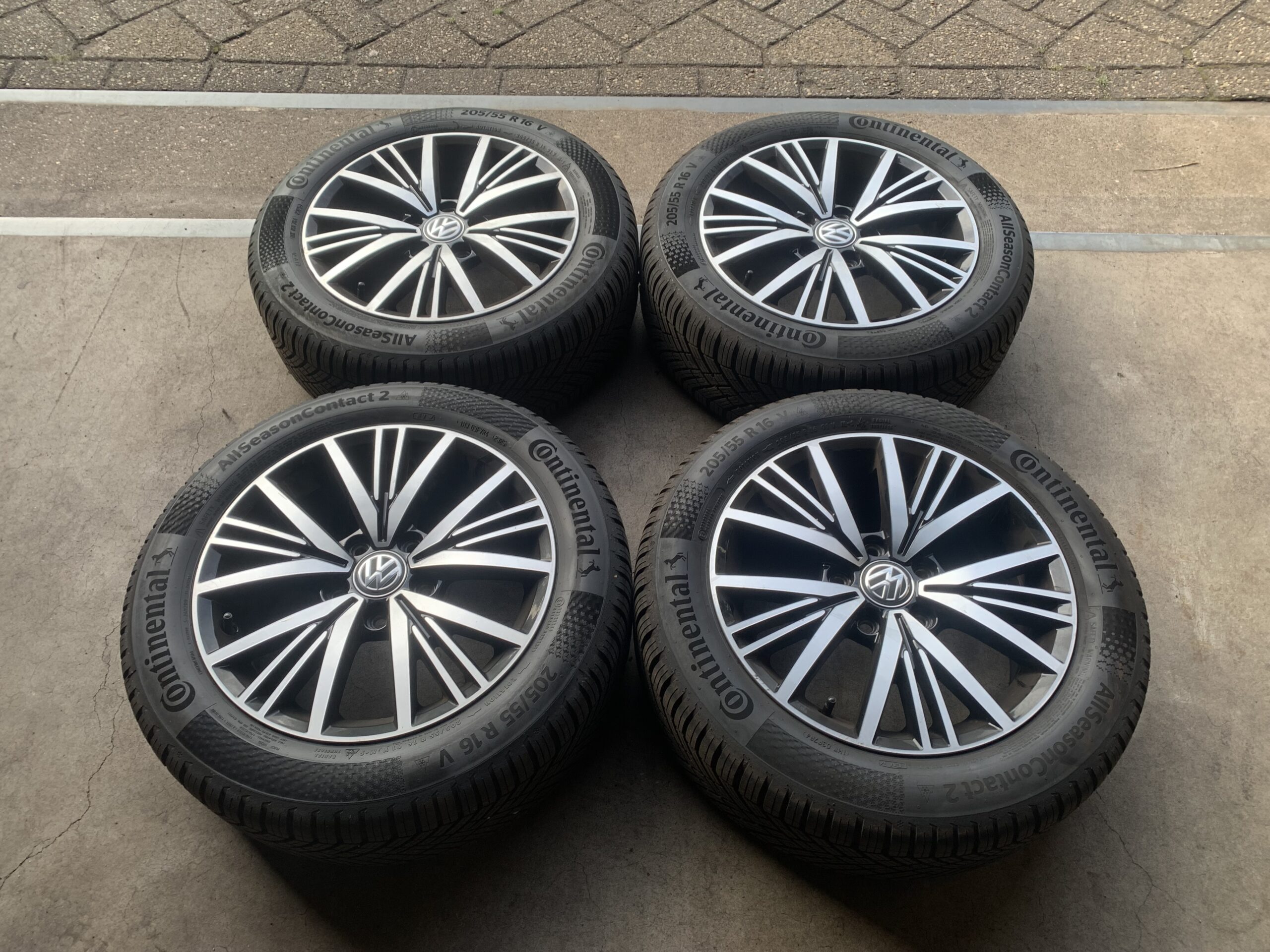 ORIGINELE VW GOLF 5/6/7/8 CADDY LINAS SEAT VELGEN + BANDEN 205 55 R16