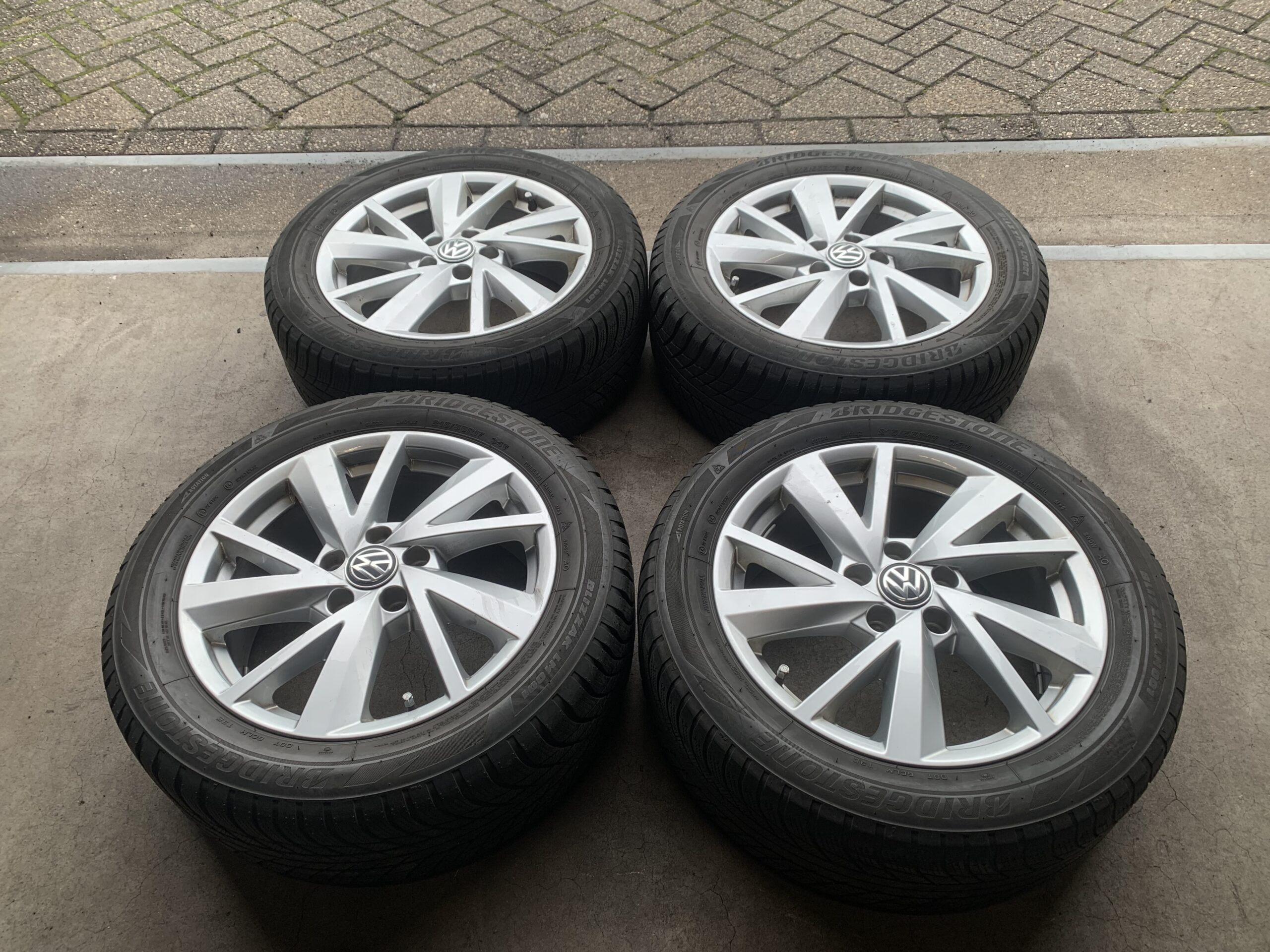 ORIGINELE VW T-ROC AUDI Q2 CADDY SEAT SKODA VELGEN + WINTERBANDEN 215 55 R17