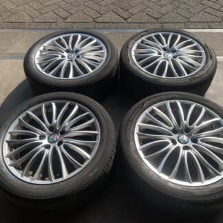ALFA GIULIETTA 159 BRERA SPIDER VELGEN + BANDEN 215 50 R18