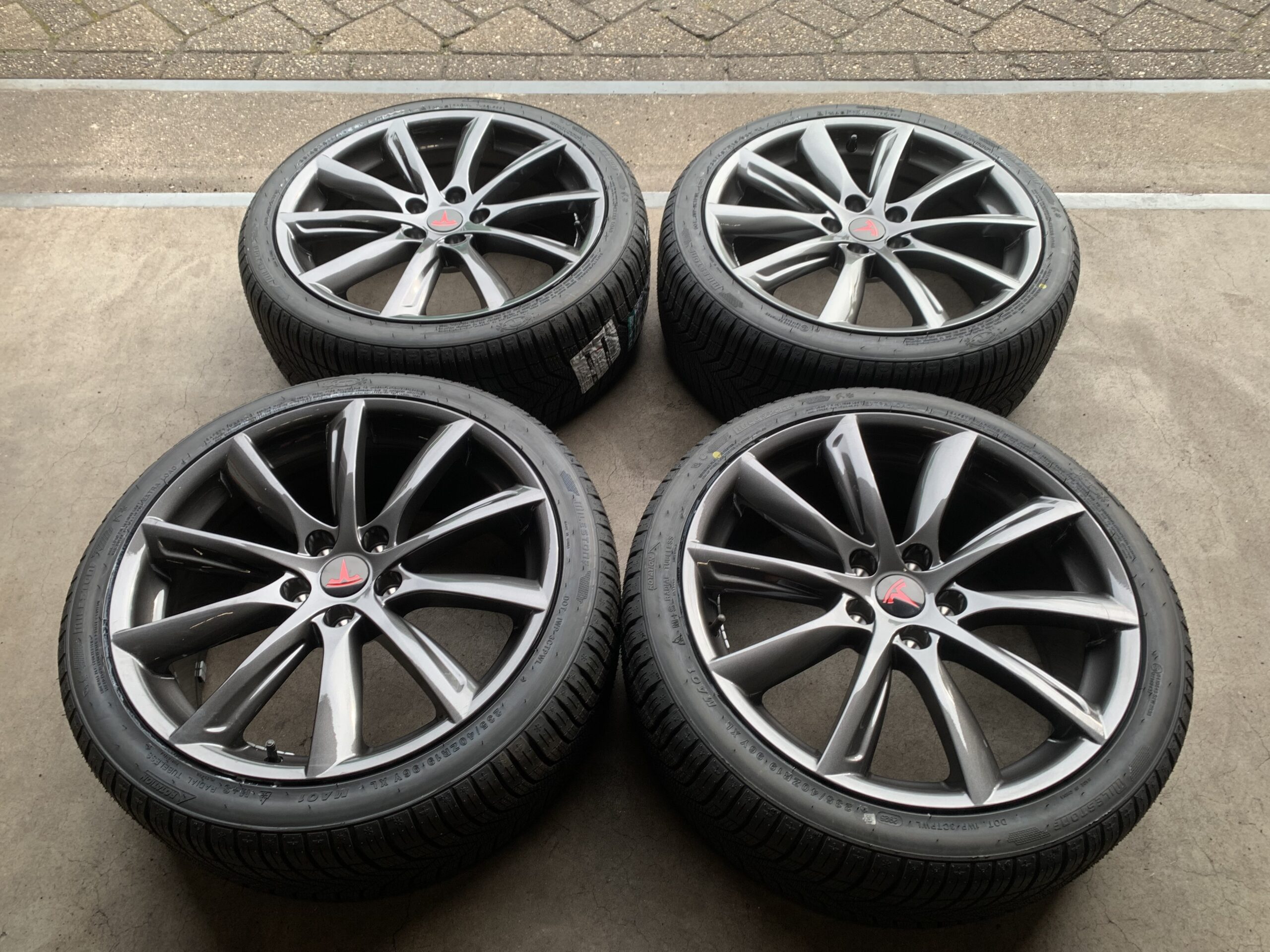 NIEUWE TESLA MODEL 3 TURBINE VELGEN + NIEUWE 4S BANDEN 235 40 R19